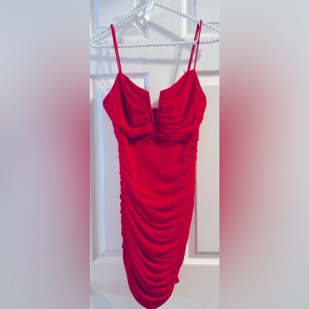Super cute red dress in size M with adjustable straps! Brand new condition 💃🏽